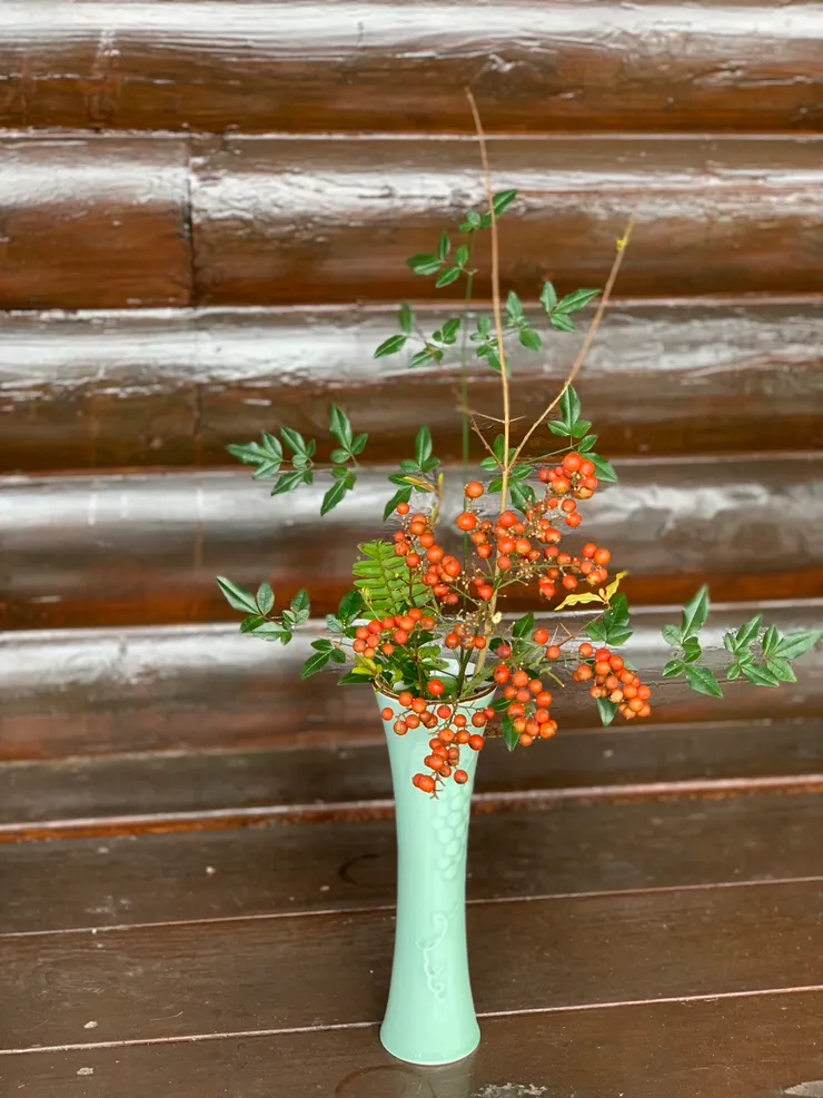 線條優美的有田燒香蘭社葡萄藤青瓷花瓶