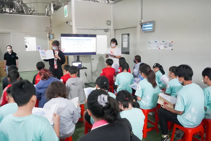 圖說：臭味滾長期與兒福聯盟合作公益活動，關懷偏鄉學童。（資料來源：臭味滾）