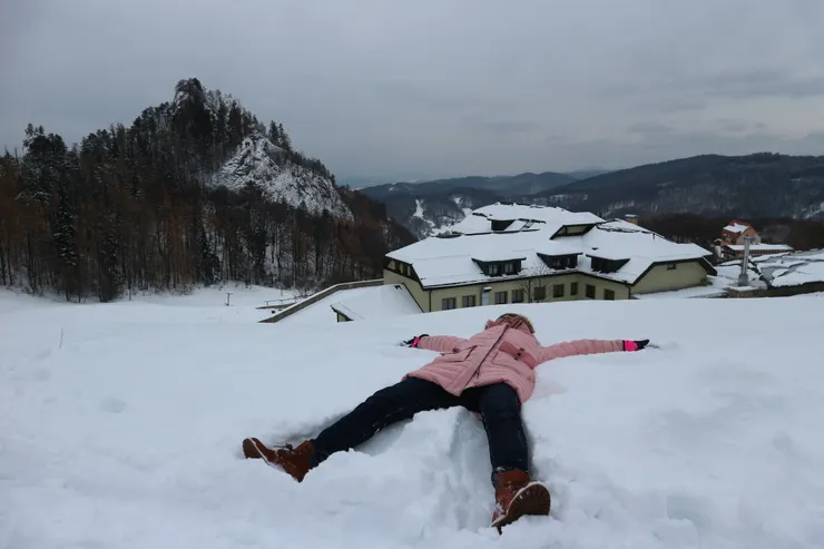 軟綿綿鬆鬆的雪，最適合做雪天使了（其實是酷刑）