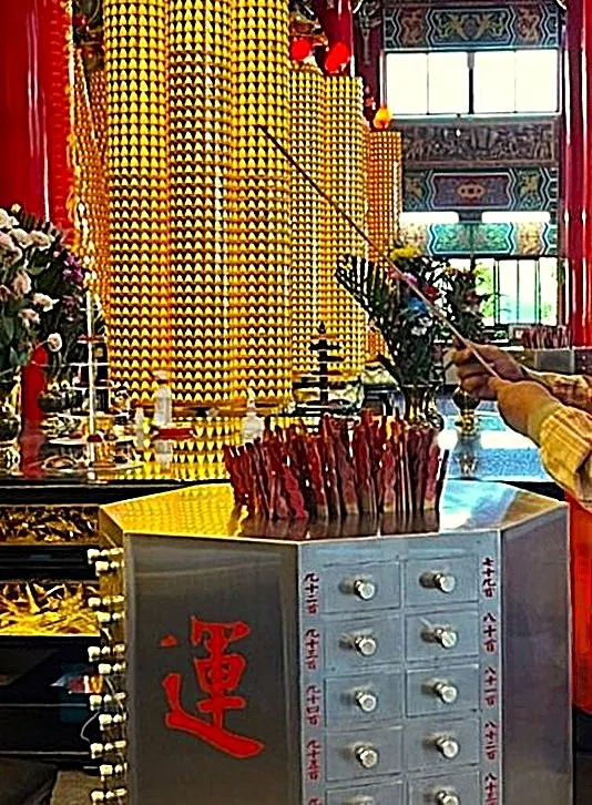 宮廟中的籤筒  (圖片取材自網路)