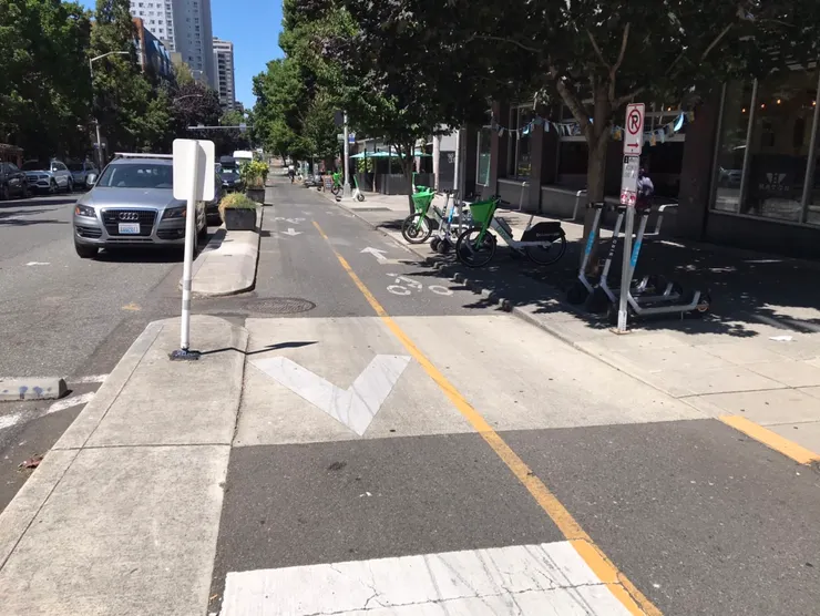 汽車單行道+雙向自行車道+兩側夠寬的人行道