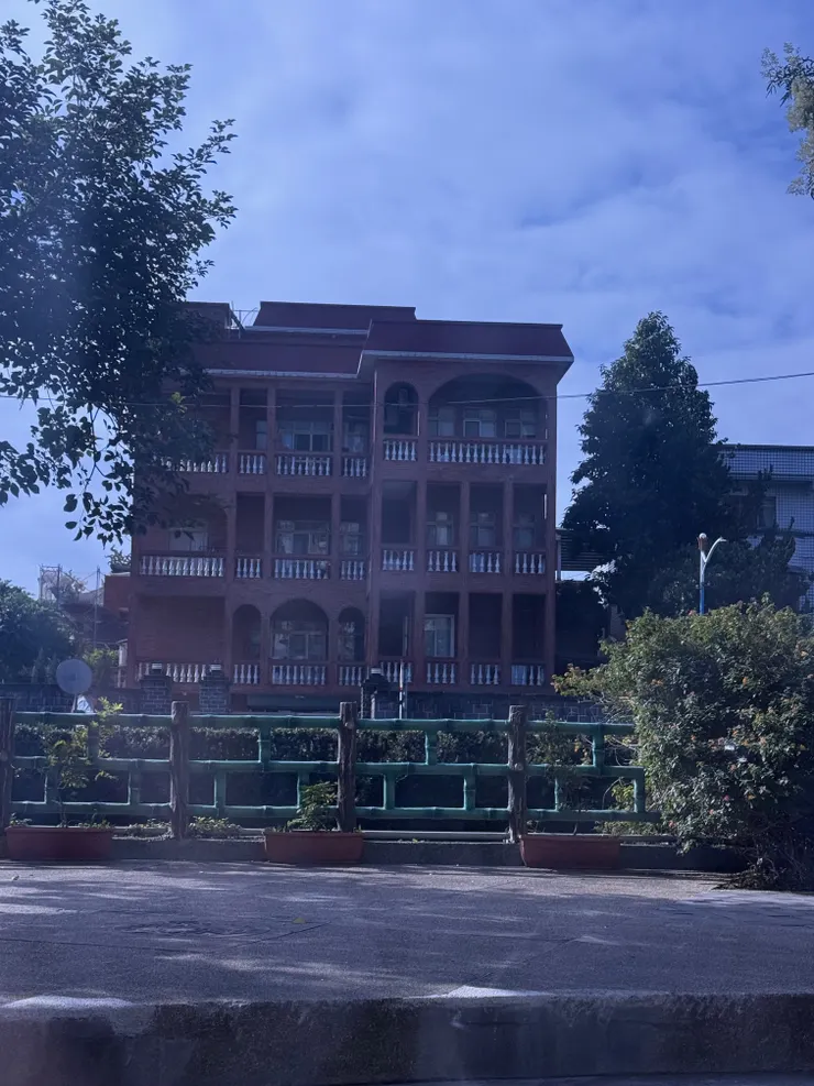 2025/12/22 加油站附近沒看過的房子