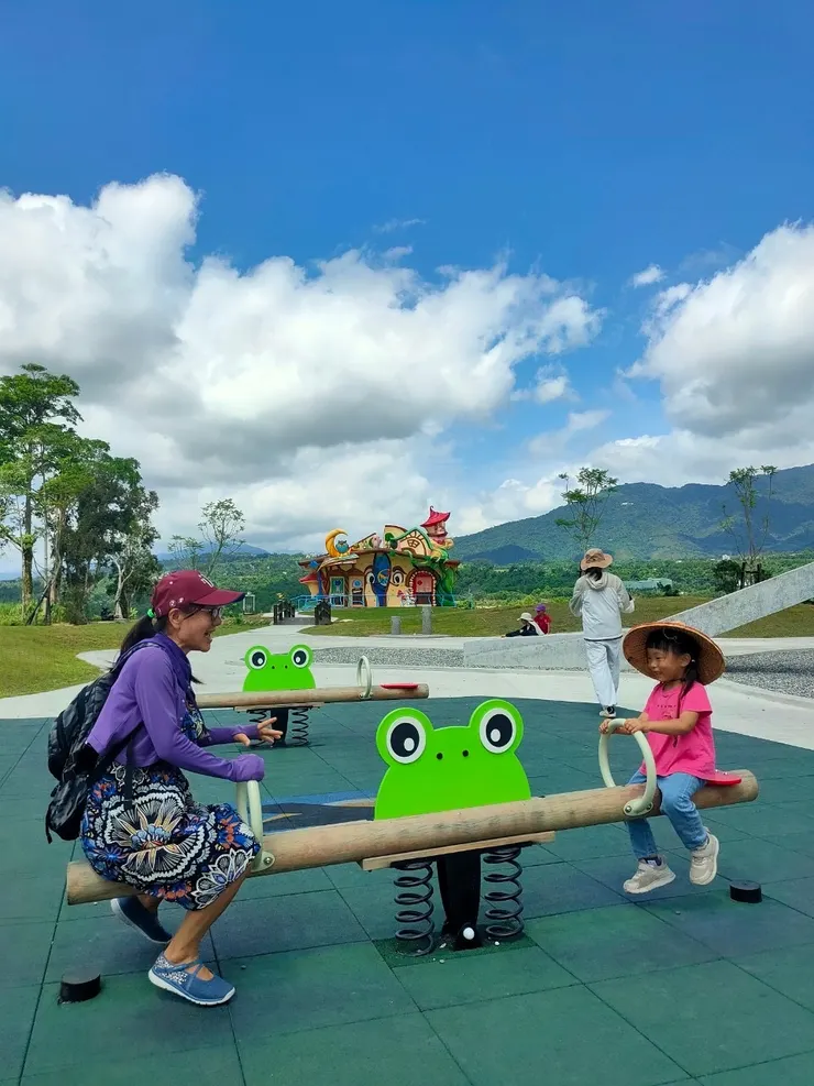 擠走小男生，小女生陪我玩