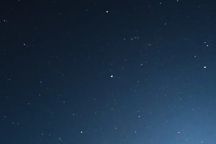 失眠是指在晚上入睡困難或保持清醒狀態時間過長。，失眠是件痛苦的事