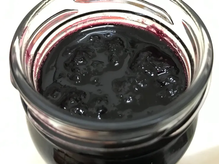 藍莓果醬跟桑椹果醬一樣都是很深的紫紅色