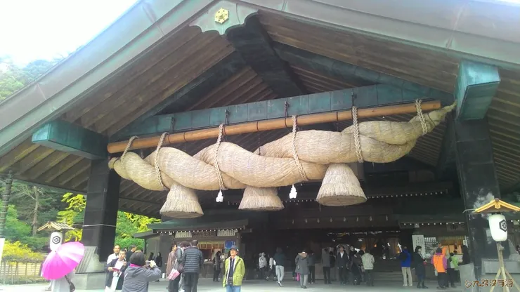 這是一張跟內文毫無關係的照片,只是想為文章添點色彩而已。攝於日本出雲大社神樂殿