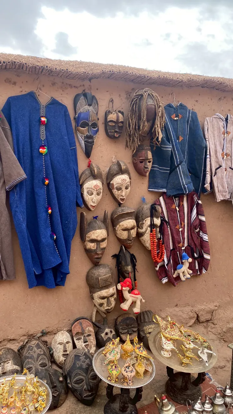 手工衣服+北非風的木雕面具