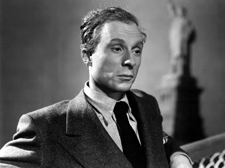 Norman Lloyd是《希區考克劇場》的製作人，影集後期也擔任許多集數的導演，Norman在“The Day of the Bullet”這集也擔任旁白