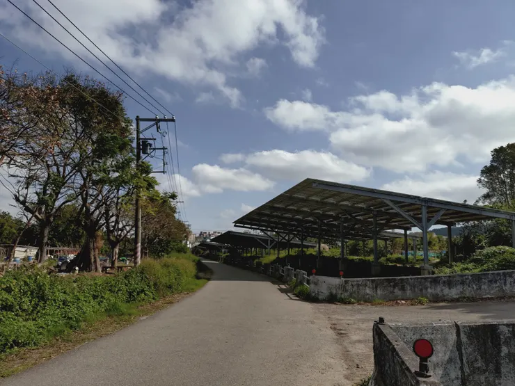 大圳特色之一-太陽能板棚架