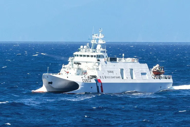 2022年7月漢光38號演習，海巡署成功艦(CG602)實彈射擊70mm火箭彈。圖片來源：軍聞社