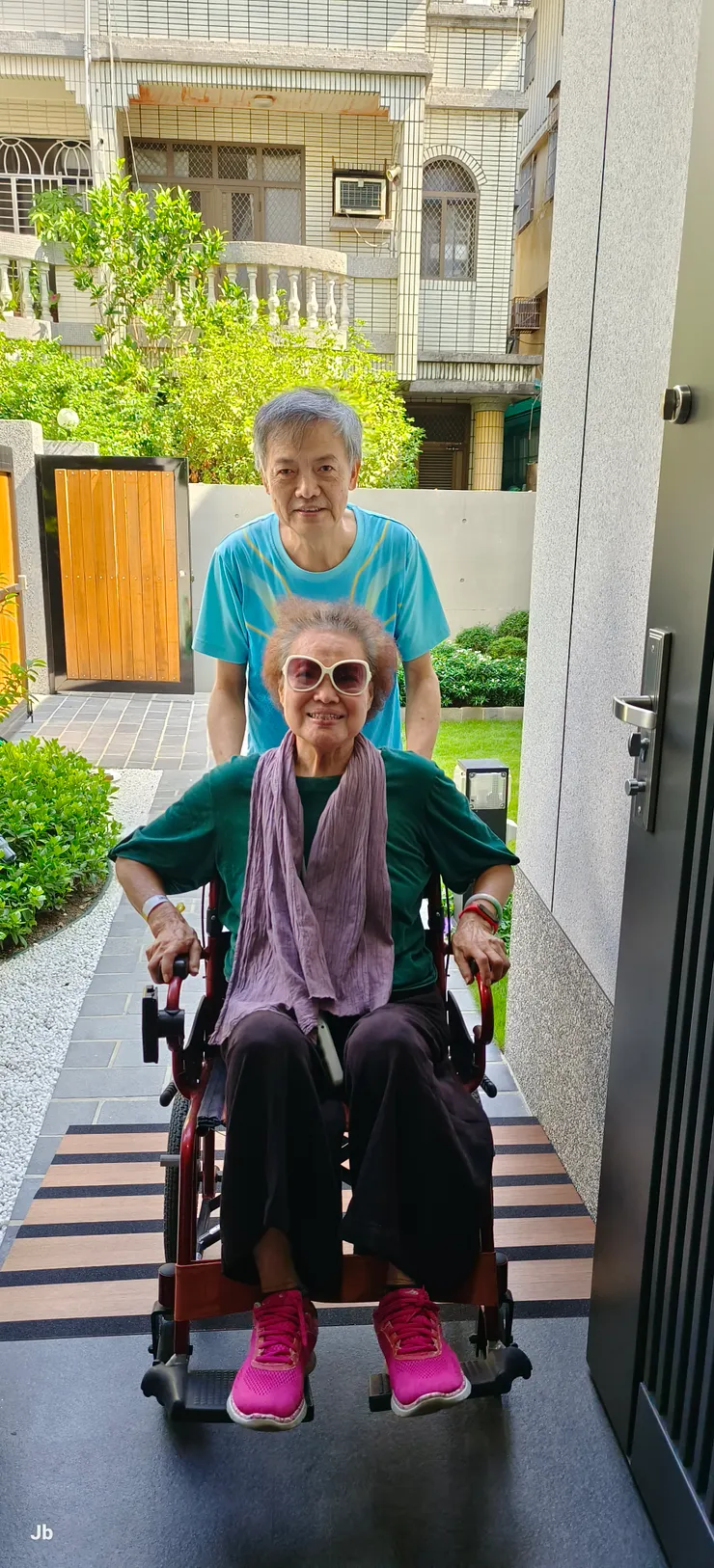 推過輪椅斜板要進客廳了