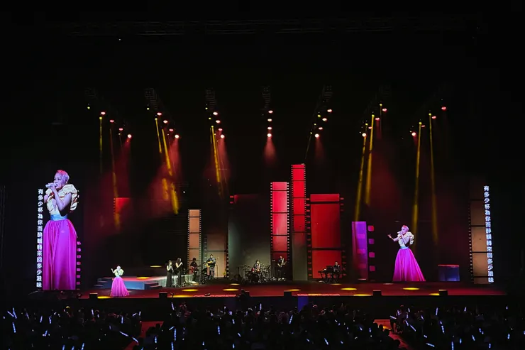 戴愛玲身穿洋裝，演唱經典情歌