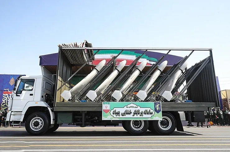 見證者-136是軍事觀察者耳熟能詳的自殺式無人機，其與MQM-178尺寸接近。本圖重點為，一輛卡車僅能攜載五枚。圖片來源：Wikimedia