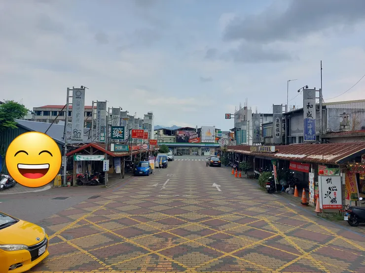 瑞穗站前廣場，貼圖為政治人物廣告 / 林鴻鈞@並木居