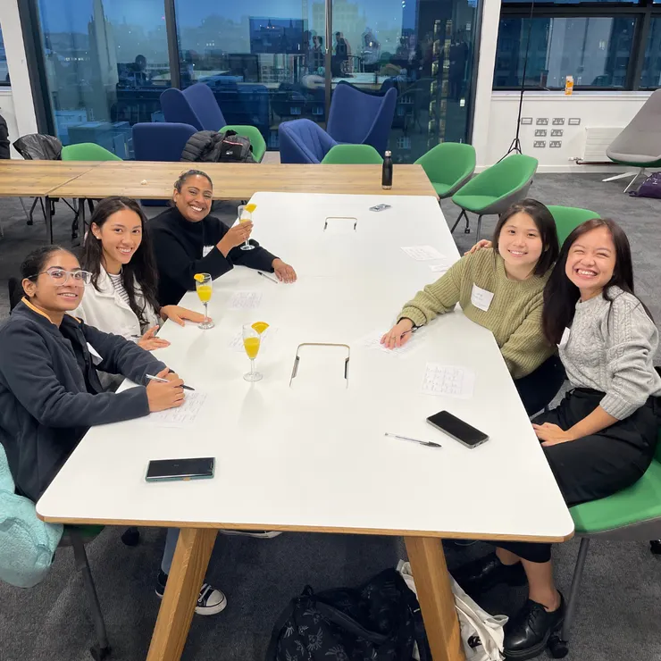 學員的無酒精社交雞尾酒會。