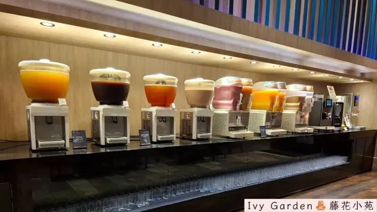 有茶、咖啡、冰沙 個人感覺跟一般自助吧的飲料機沒什麼分別，沒什麼驚喜也不會難喝，可以的~ 想喝特別一點的飲料記得去上面寫的那個隱藏飲料區！另外斜坡那邊也有啤酒可以喝～不駕駛直接坐捷運來的話就不怕喝酒啦！