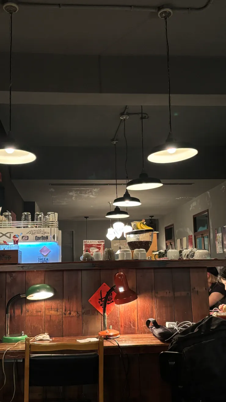 這間咖啡｜復古的檯燈