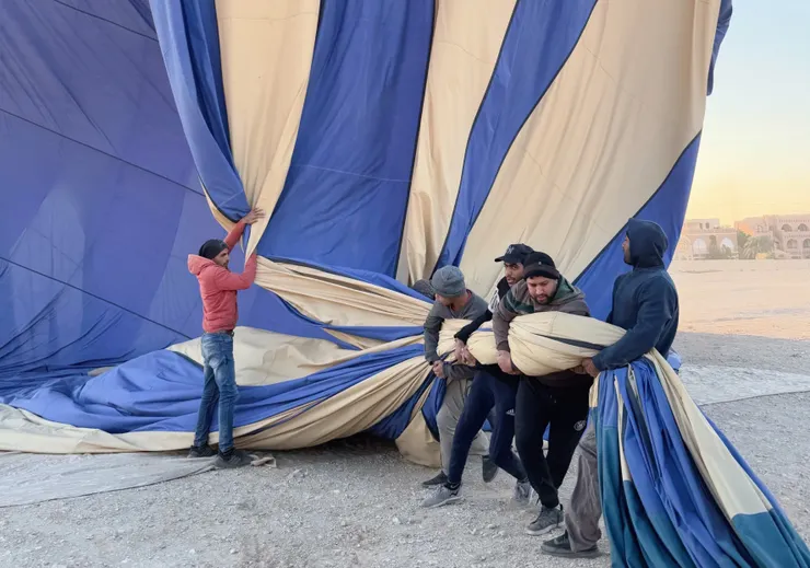 協助熱氣球充氣的地勤職員們