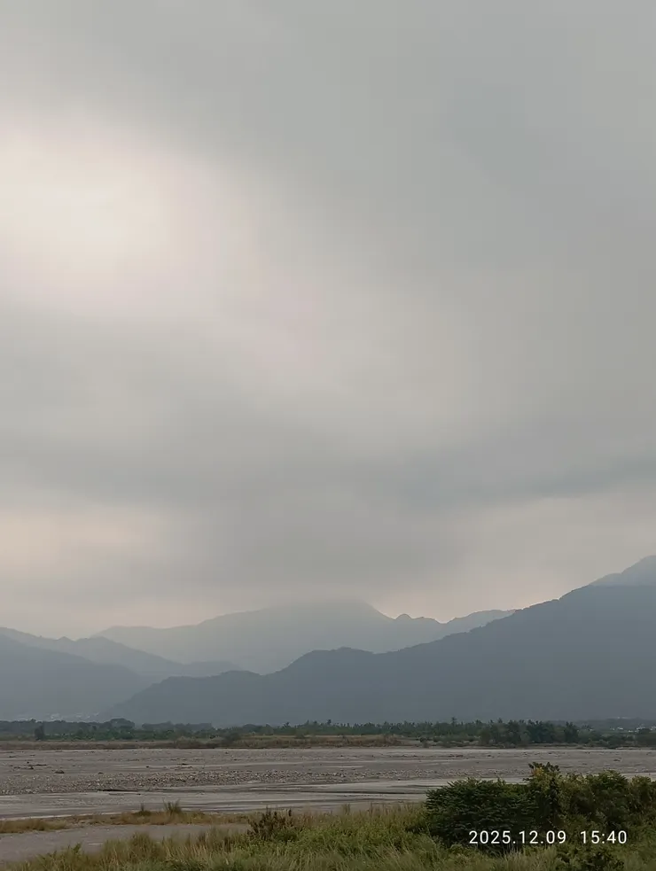 煙水寒眉黛籠紗