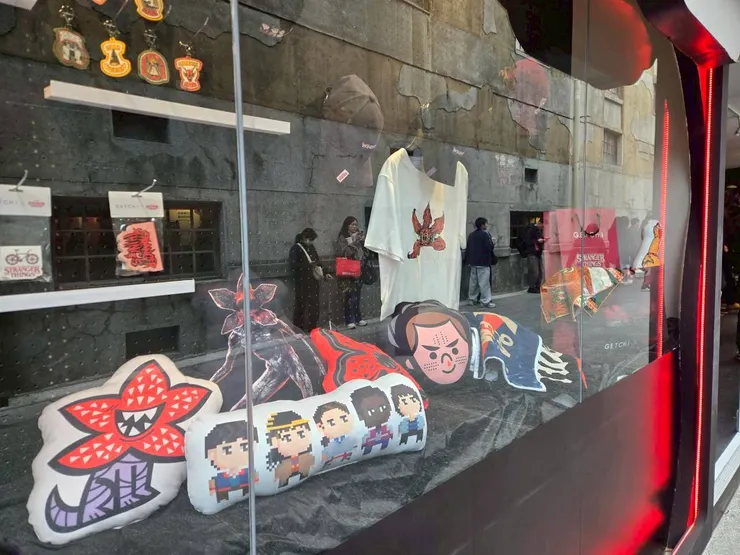 朋朋在店裡奮鬥，我在外面閒晃拍照（現在目光所及之物都要預購）