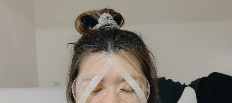 睡覺時貼的護目鏡,防止揉眼睛、壓到眼球,導致醫療用隱形眼鏡脫落
