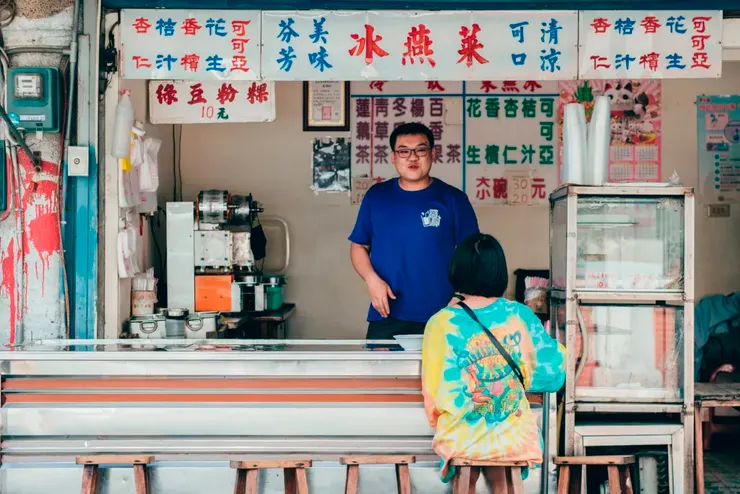 怡雯在木工教室當阿緯的面，約小吳出去談事情，就到此吃冰，