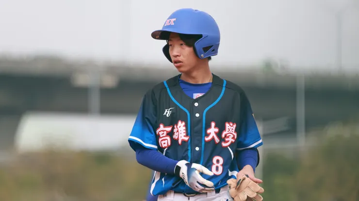 高雄大學簡毓誠敲出場內全壘打