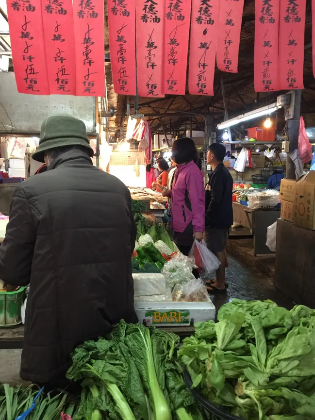 媽媽專注挑菜的背影