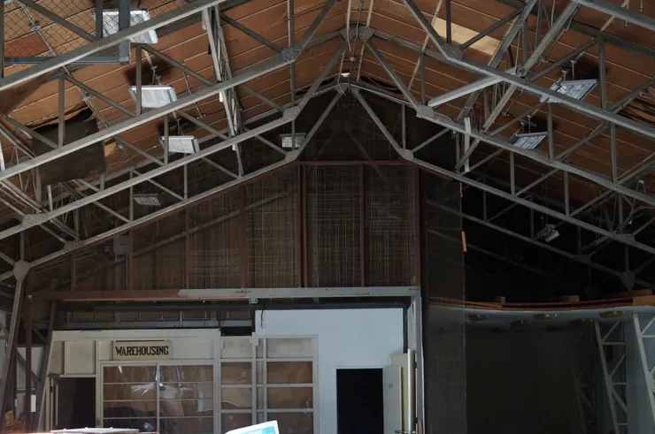 作為材料室使用的綠色倉庫，以鋁桁架支撐斜屋頂（2021年。筆者友人提供）