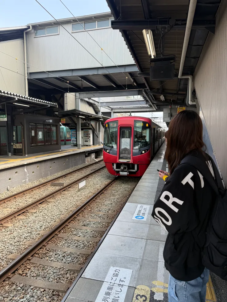 回程電車，上車後過了久留米站才開始稍微有人潮，在柳川站上車的旅客幾乎都有位置坐，月台等車時要記得確認電車方向是往福岡天神。