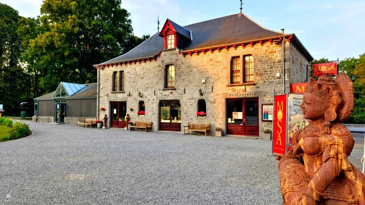 【Radhadesh餐廳旁的磚造建築，裡面二樓為MOSA博物館，一樓有麵包坊及禮品店。】