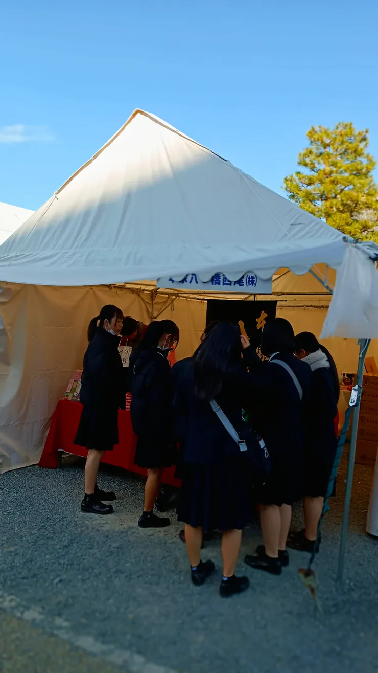 應是畢旅的學生,挑選伴手禮。