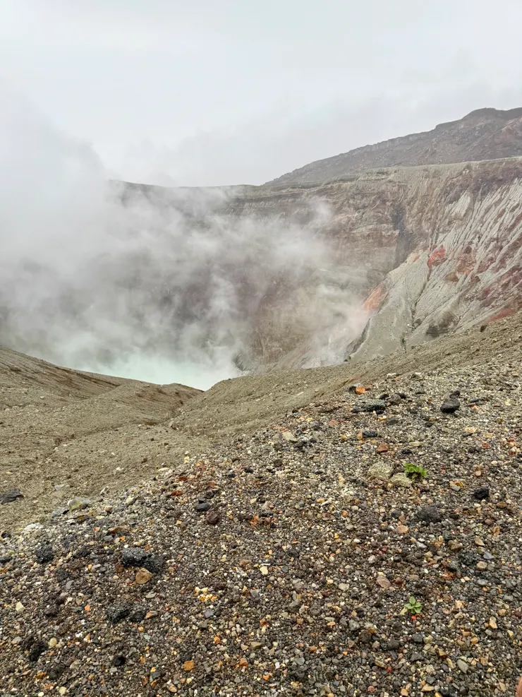 火山口陣陣的濃煙撲鼻而來，空氣中都是硫磺味。