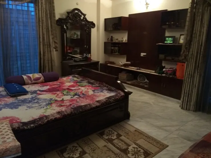 其中的一個房間 有落地窗陽台衛浴 這麼大的房間是一般人的一個家那麼大