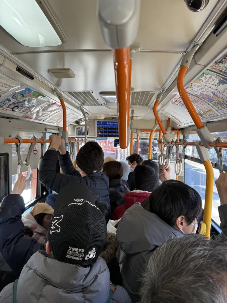 巴士上…人很多，難得我會去這麼多人的景點。