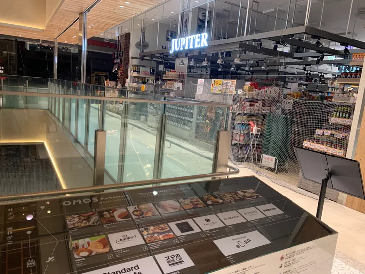 同棟有餐廳還有類似食品百貨的店櫃(回程已關,來不及逛看看)