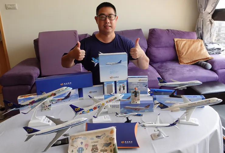 我超愛華信航空!桌上全是華信航空的官方紀念品!