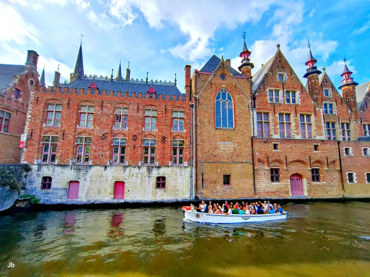 【仰望凍結的中世紀繁華見證滄桑，卻無處不美毋須在哪裡特別駐泊！】