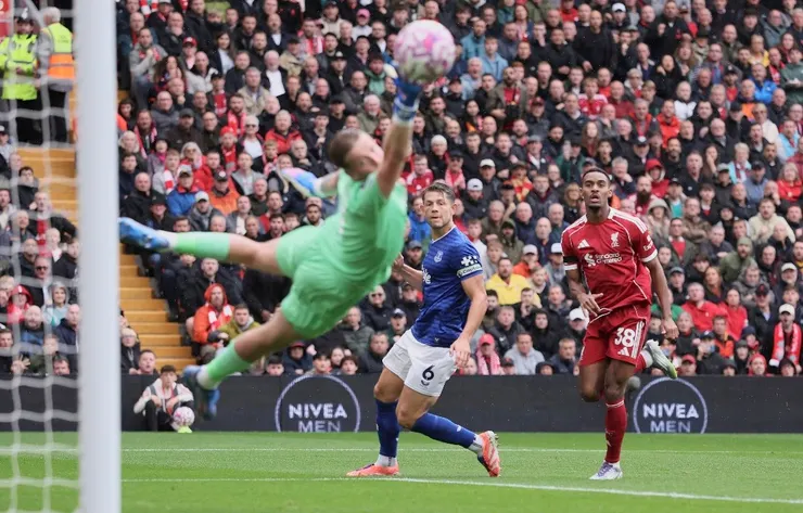 加雲貝治挑射入網助利物浦領先1:0