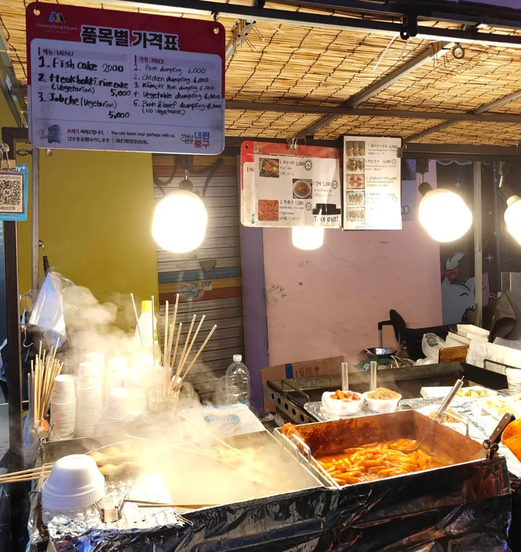 熱騰騰的餐車吸引著遲達旅人的味蕾,辣炒年糕口感真的無敵Q彈好吃