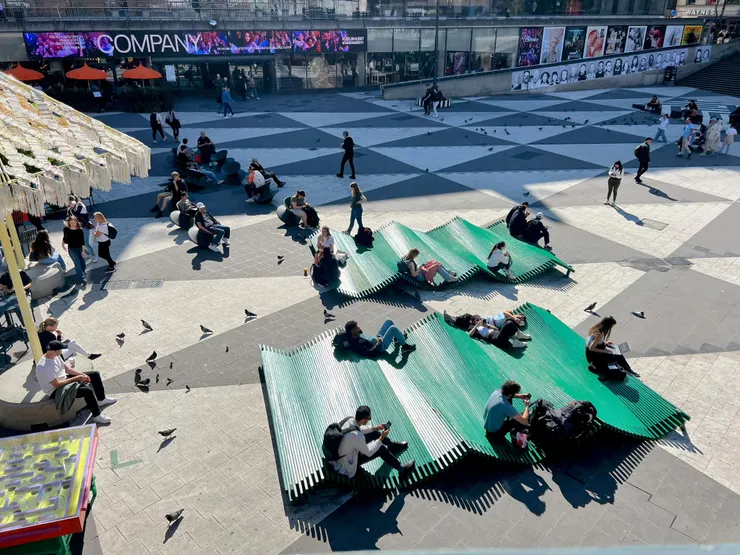 許多民眾慵懶的躺在波浪椅上曬太陽