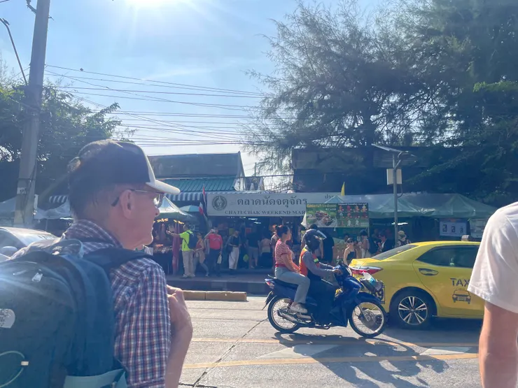 過馬路記得先看右邊（泰國是右駕）