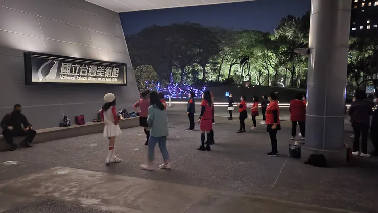 〔館美館〕入口廣場(李建崑攝影 )