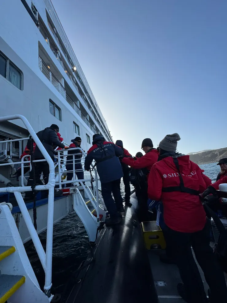 第一天登船，每天上下船與最後離開南極都是要用衝鋒艇接駁，大船無法靠岸