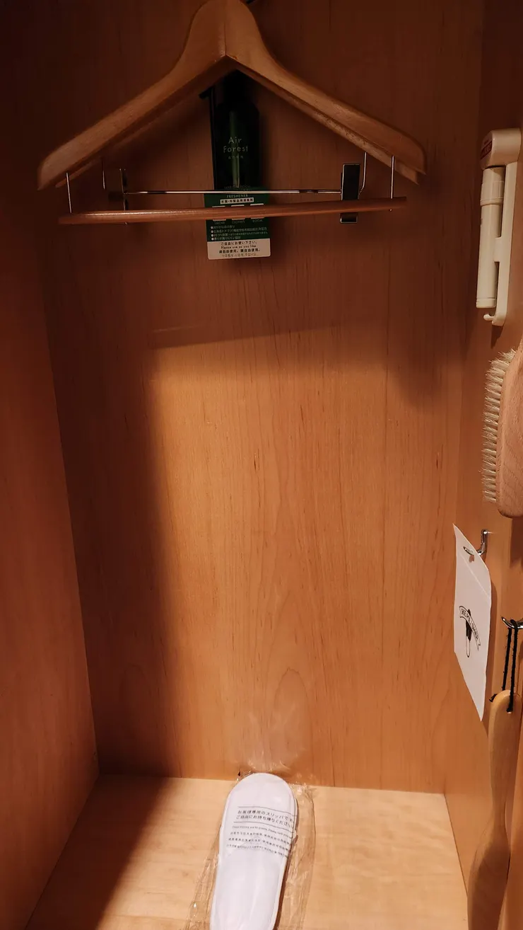 旁邊衣櫃的置物空間