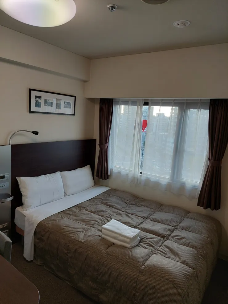 房間內一張小雙人床，床頭就有電燈控制器很方便，房內插頭很夠用