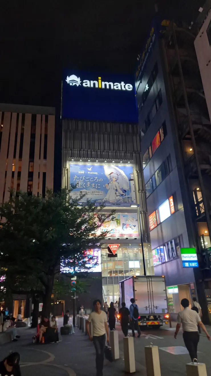 池袋的安利美特一共9層樓，是獲金氏世界紀錄認證的世界最大動漫店喔