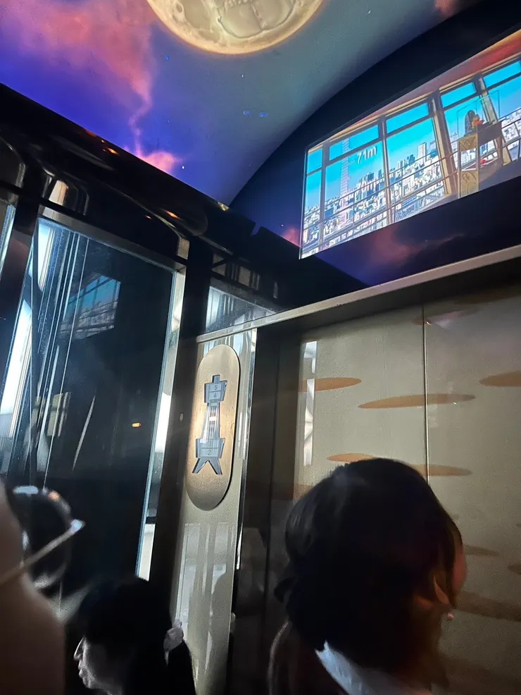 電梯中播放通天閣的歷史,以及一段上升的劇情,非常有儀式感,大家可以親自去體驗看看