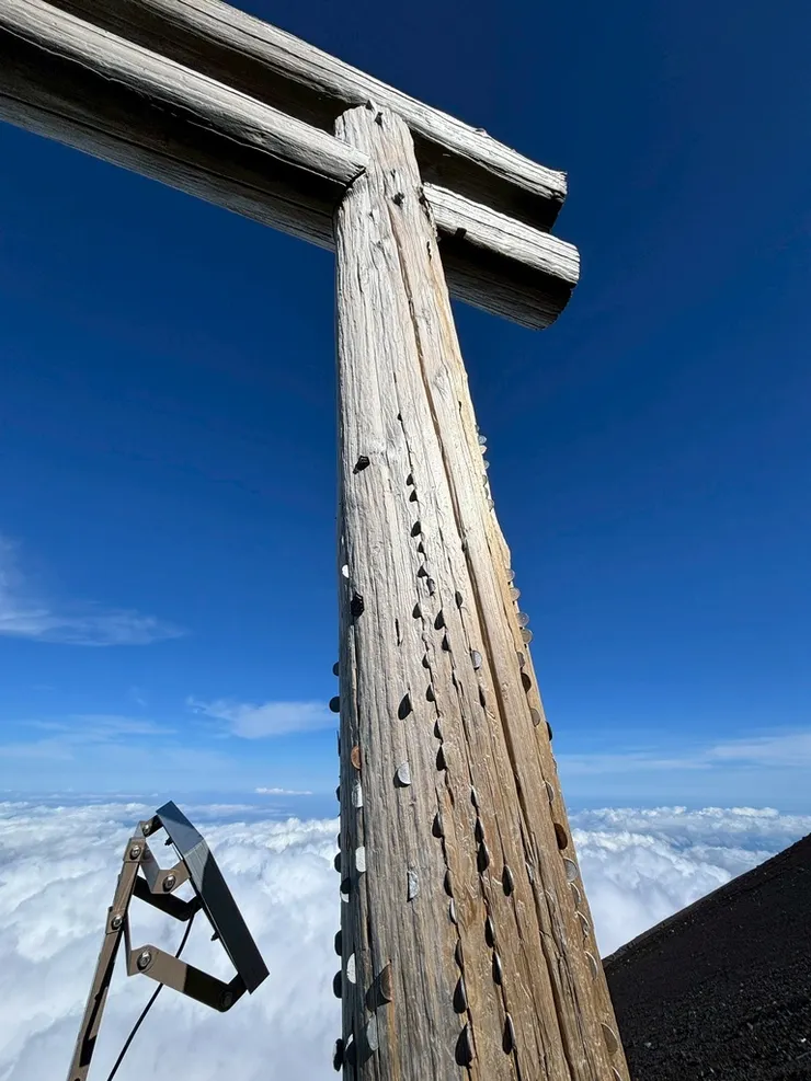 白鳥居上面插滿了硬幣,近看有點密集恐懼🤣