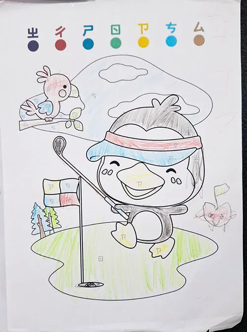 跟寶弟猜拳，贏的人可以著色一格注音。孩子喜歡競爭與色彩，氣氛輕鬆也願意多玩幾局。